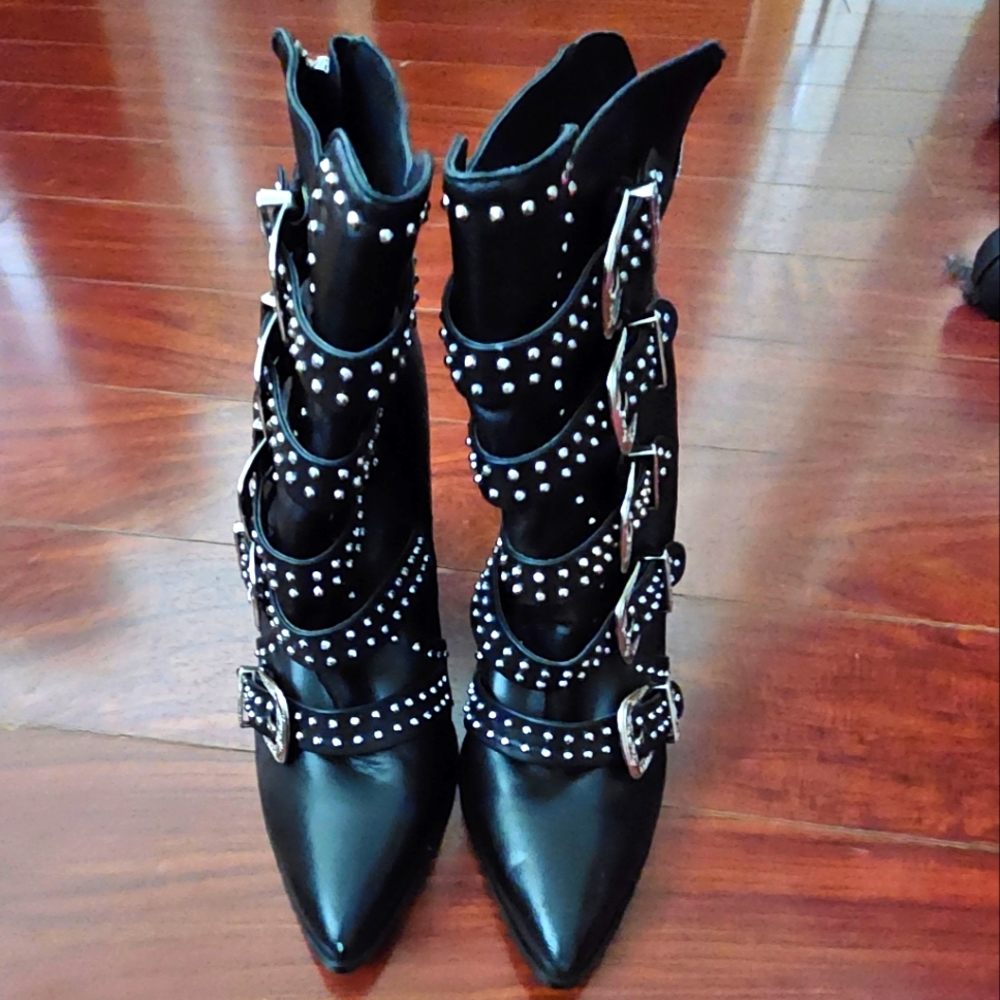 Steve Madden Black Leather Multiple buckle ankle boots